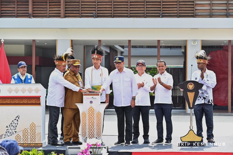 Presiden Joko Widodo (Jokowi ) meresmikan Bandara Douw Aturure, Kabupaten Nabire, Papua Tengah dan Bandara Siboru di Fakfak, Papua Barat pada hari ini Kamis (23/11/2023).

