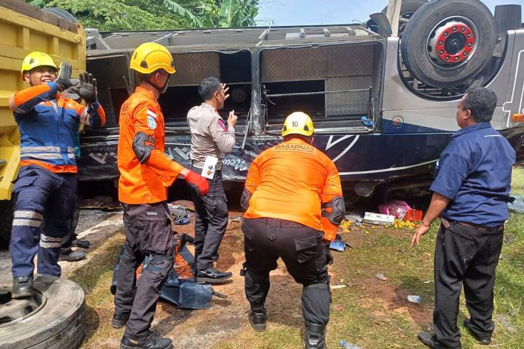 Suasana evakuasi korban kecelakaan bu di jalur tol Pemalang-Batang, Minggu (21/1/2024).