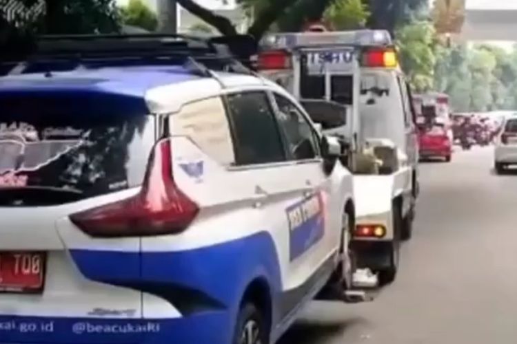 Mobil Bea Cukai terjaring razia di Jalan Raden Patah, Kebayoran Baru, Jakarta Selatan, Jumat (7/4/2023). 