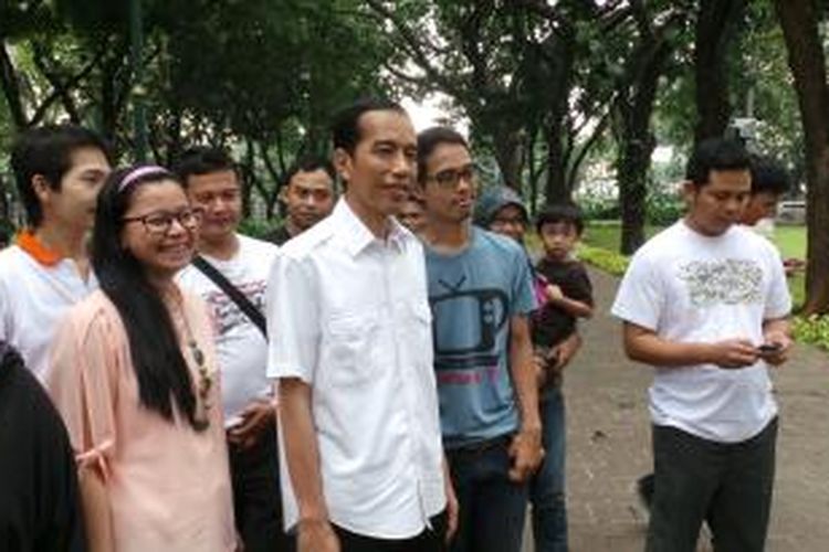 Gubernur DKI Jakarta Joko Widodo saat berkeliling Taman Suropati, Minggu (21/7/2013).