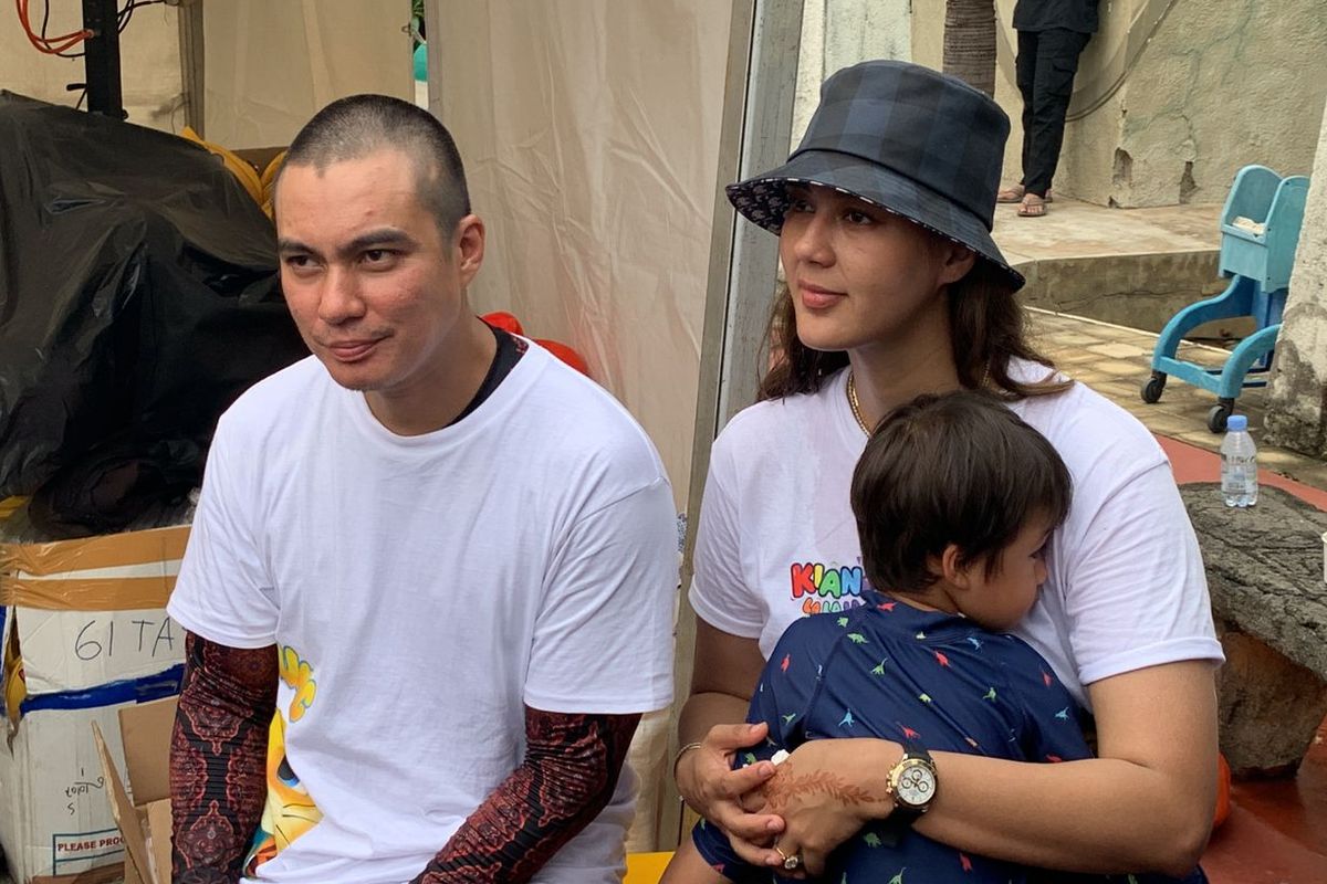 Baim Wong dan Paula Verhoeven saat ditemui di acara launching usaha sate Maranggi Tapak Sakti di kawasan Ancol, Jakarta Utara, Jumat (1/4/2022). 