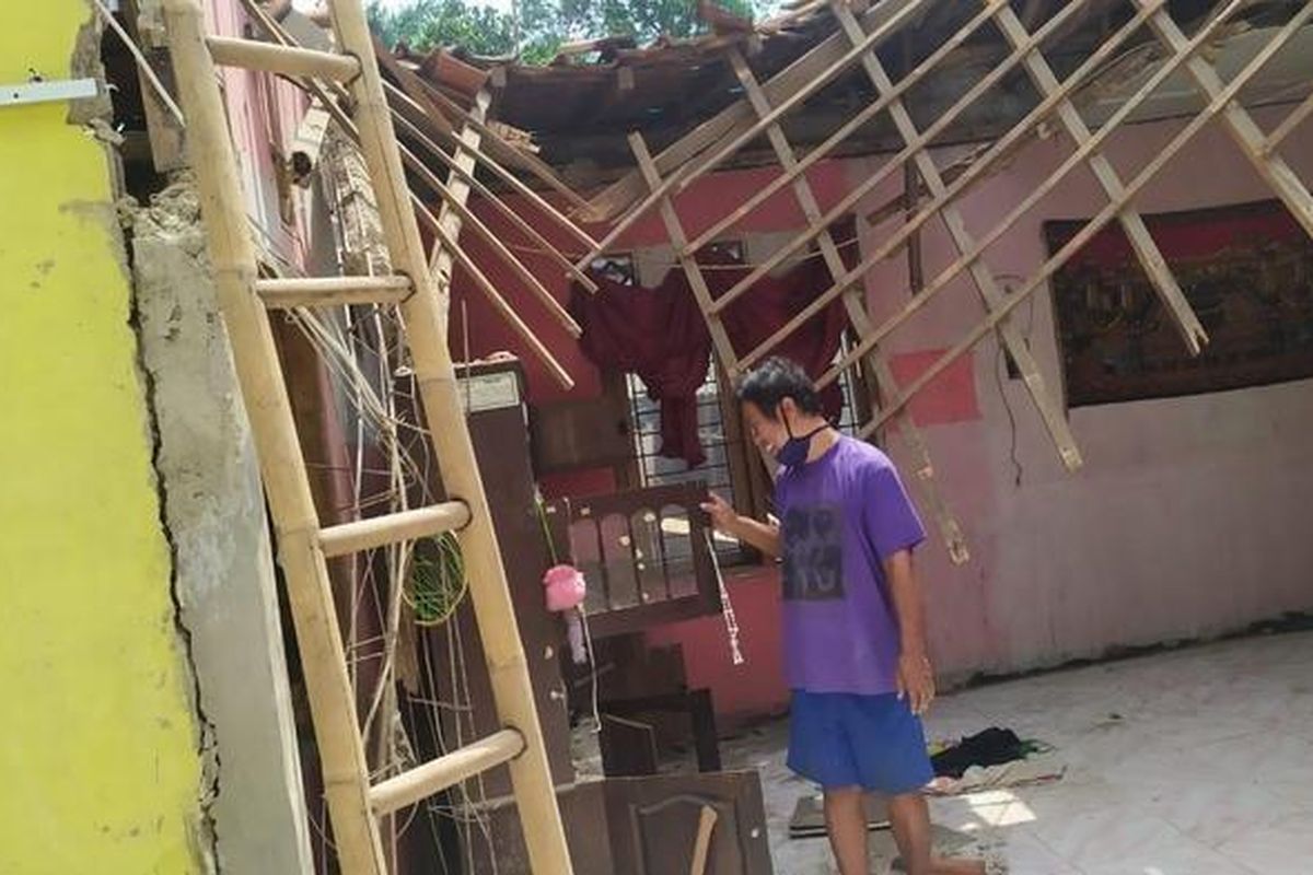 Nur Hadi memperlihatkan seluruh bagian rumah neneknya yang mendadak ambruk di Jalan Sasak, Kalimulya, Cilodong, Depok, Senin (27/4/2020). 


