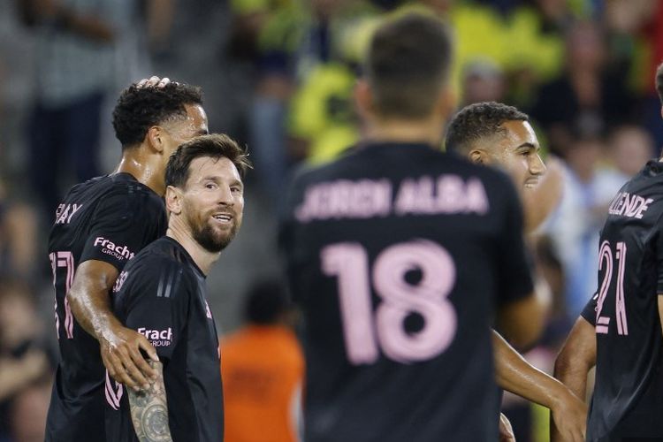 Lionel Messi dari Inter Miami CF merayakan setelah mencetak gol keempat tim bersama rekan satu timnya pada laga MLS antara Nashville SC dan Inter Miami CF di GEODIS Park pada 18 Oktober 2025 di Nashville, Tennessee.