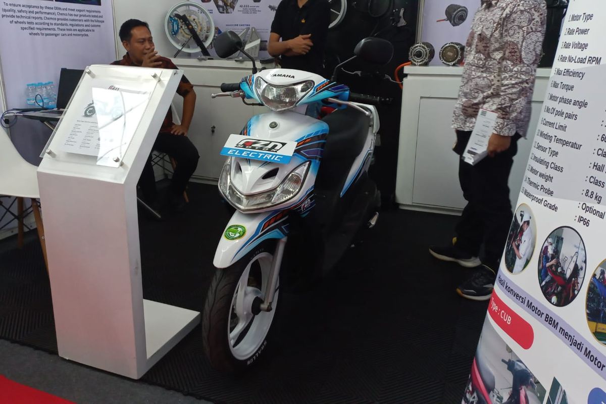Motor konversi listrik garapan AZN Motor dipamerkan di Indonesia Electric Motor Show (IEMS) 2023
