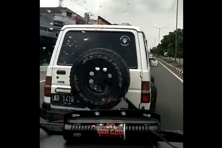 Tangkapan layar video viral mobil jip diduga menghalangi laju ambulans bersirine di Klaten, Jawa Tengah.