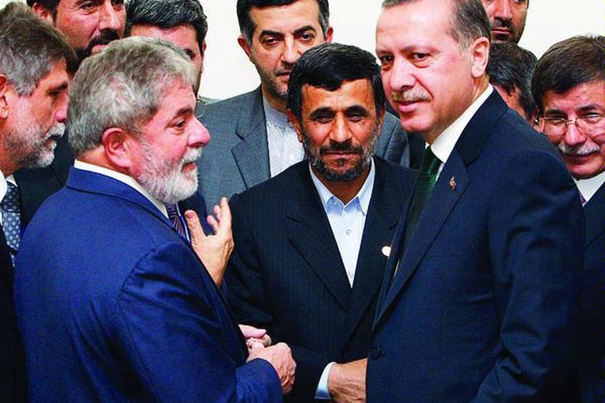 Presiden Iran Mahmoud Ahmadinejad (tengah), mitranya Presiden Brasil Luiz Inacio Lula da Silva (kiri), dan PM Turki Recep Tayyip Erdogan (kanan) berbincang sebelum menandatangani persetujuan pengapalan uranium yang diperkaya Iran ke Turki dalam sebuah perjanjian di Teheran, Iran, Senin pekan lalu.