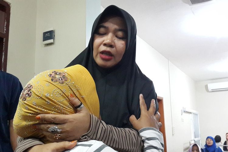 Ningsih Tinampi saat mengobati pasiennya di rumahnya di Pandaan, Kabupaten Pasuruan, Selasa (17/9/2019)