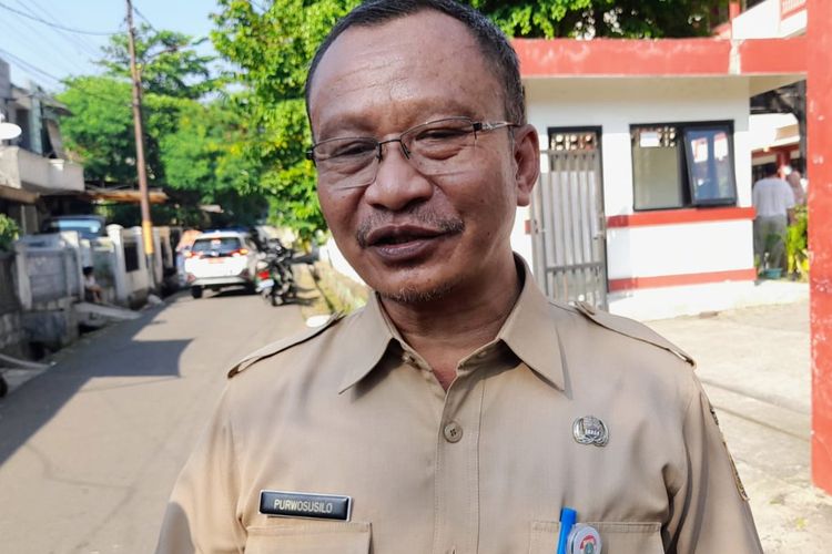 Plt Kepala Dinas Pendidikan DKI Jakarta Purwosusilo saat berkunjung ke SD Negeri Duren Sawit 08, Jakarta Timur, Selasa (18/7/2023).