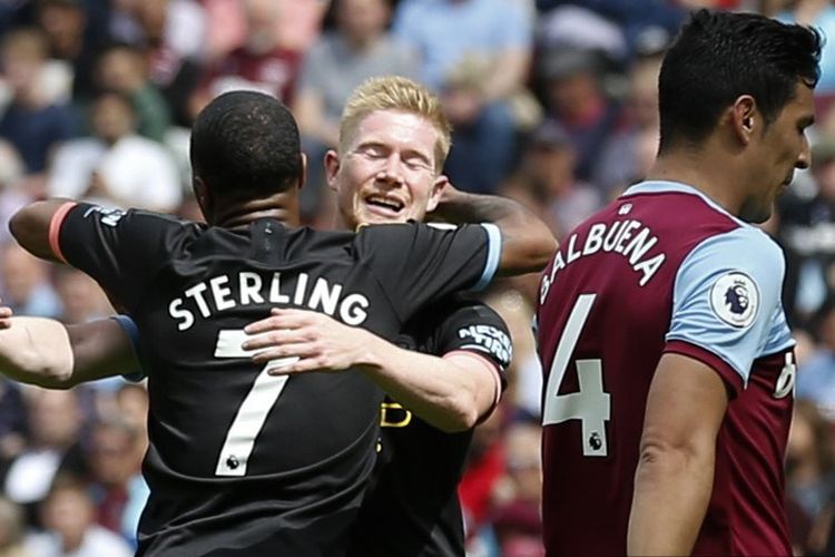 Raheem Sterling merayakan golnya bersama Kevin De Bruyne pada laga West Ham United vs Manchester City di Stadion London, 10 Agustus 2019. 