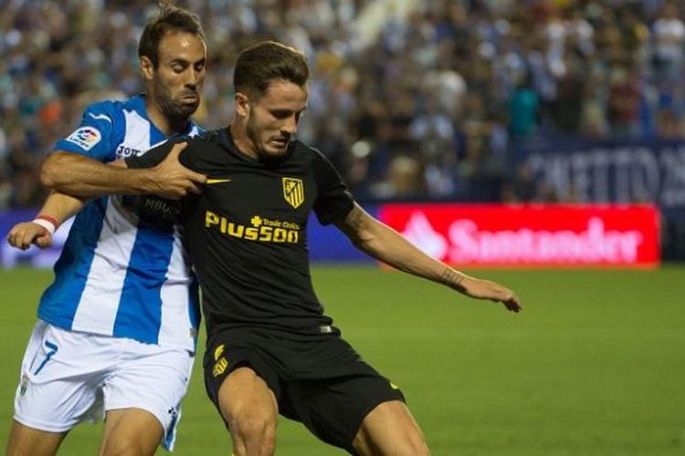 Pemain Atletico Madrid, Saul Niguez (depan), berduel dengan pemain Leganes, Victor Diaz, pada laga La Liga di Estadio Municipal Butarque, Sabtu (27/8/2016) waktu setempat.