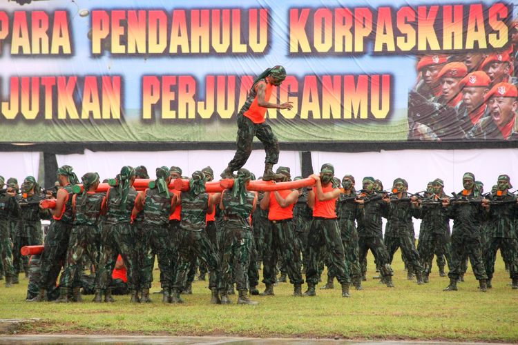 Prajurit Paskhas TNI AU saat unjuk kekuatan pada peringatan HUT ke-70 Paskhas di Lanud Adisutjipto Yogyakarta, 17 Oktober 2017.