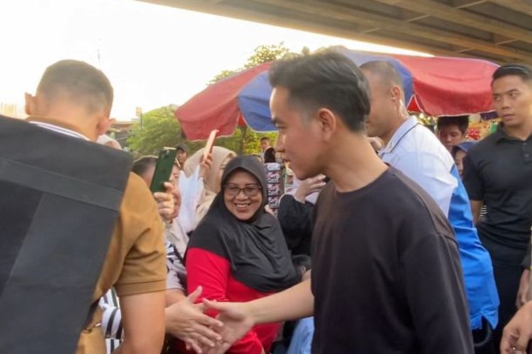 Wakil Presiden RI Gibran Rakabuming Raka saat menghadiri perlombaan panjat pinang dalam rangka acara Semarak Kalimalang 2025 di RW 04, Cipinang Melayu, Makasar, Jakarta Timur, Sabtu (16/8/2025).