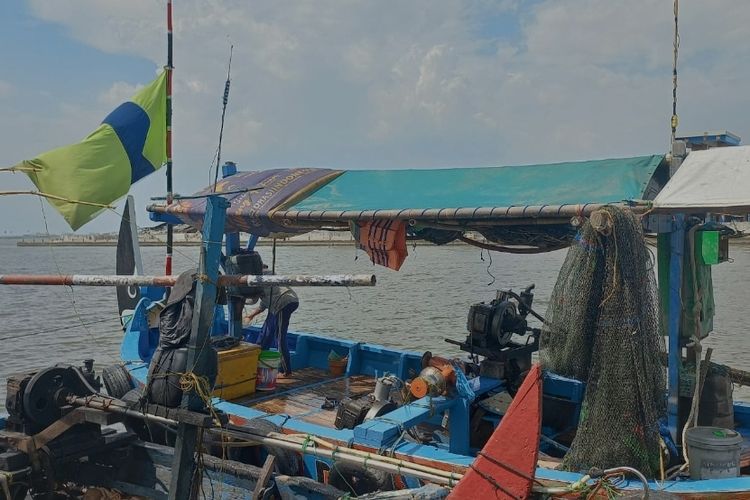 Saat nelayan Tambakrejo Kota Semarang memperbaiki perahu di dermaga.Selasa (13/9/2022)