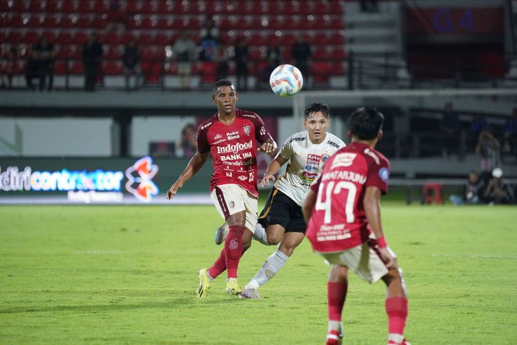 Gelandang Persija, Syahrian Abimanyu, beraksi pada laga Liga 1 2023-2024 kontra Bali United di Stadion Kapten I Wayan Dipta, Gianyar, Bali pada Sabtu (30/3/2024).
