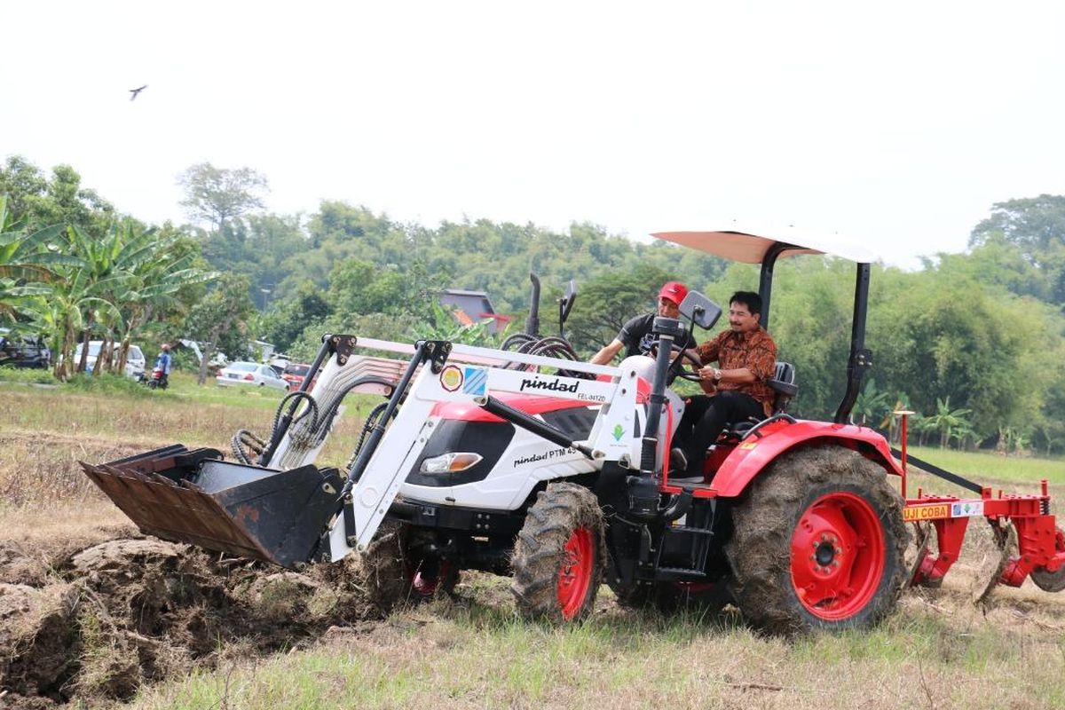 Menteri Pertanian, Syahrul Yasin Limpo sedang menaiki traktor.