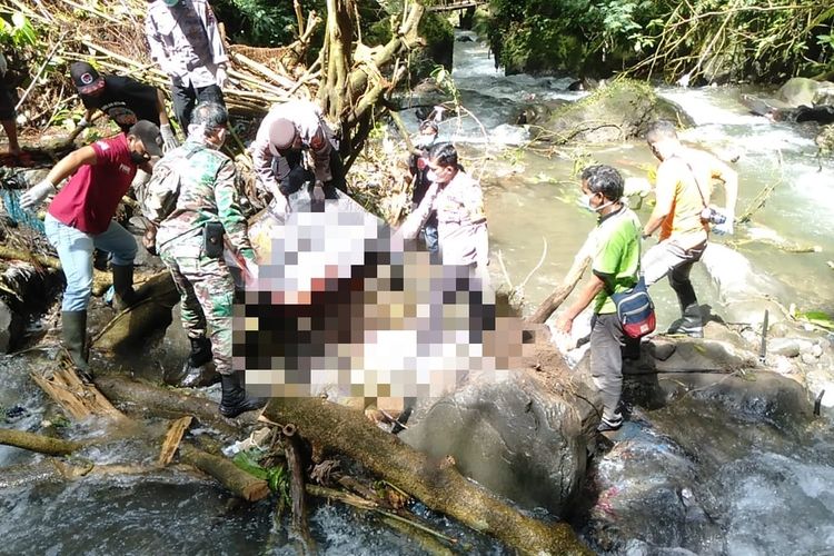 Proses evakuasi potongan tubuh dari potongan kaki kanan yang ditemukan di Air Terjun Grojogan Sewu, Kabupaten Karanganyar, Jawa Tengah, telah ditemukan, Jumat (24/2/2023).