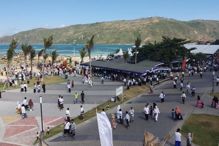 Suasana Festival Syawal di Pantai Kuta Mandalika Lombok (/