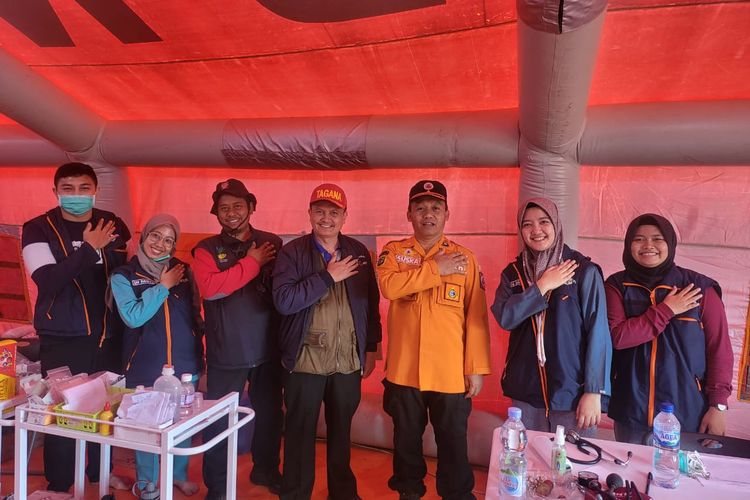 Pemerintah Kabupaten (Pemkab) Bandung bersama Badan Penanggulangan Bencana Daerah (BPBD) terus melakukan penanganan pasca gempa bumi di Kecamatan Kertasari Kabupaten Bandung dan sekitarnya, Rabu (2/10/2024). 
