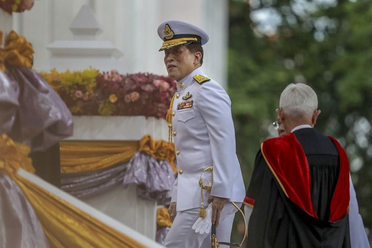 Raja Thailand Raja Maha Vajiralongkorn berjalan untuk mengikuti upacara wisuda di Universitas Thammasat di Bangkok, Thailand, Sabtu, (31/10/2020).