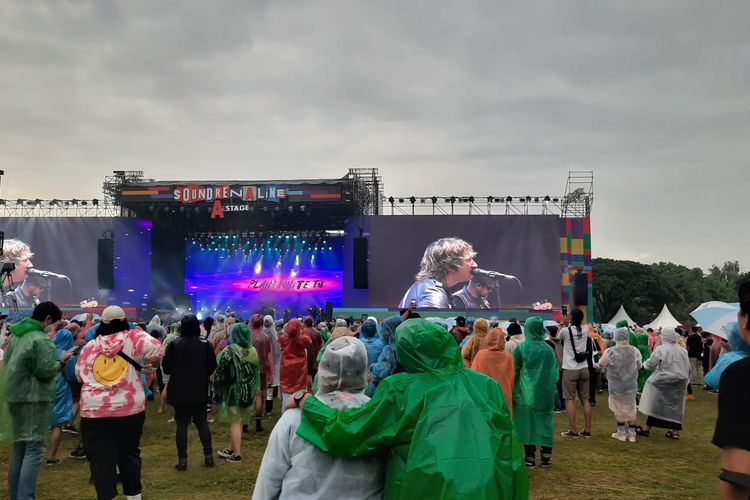 Penonton menikmati Soundrenaline 2022 meski diguyur hujan di kawasan Ancol, Jakarta Utara, Sabtu (26/11/2022).