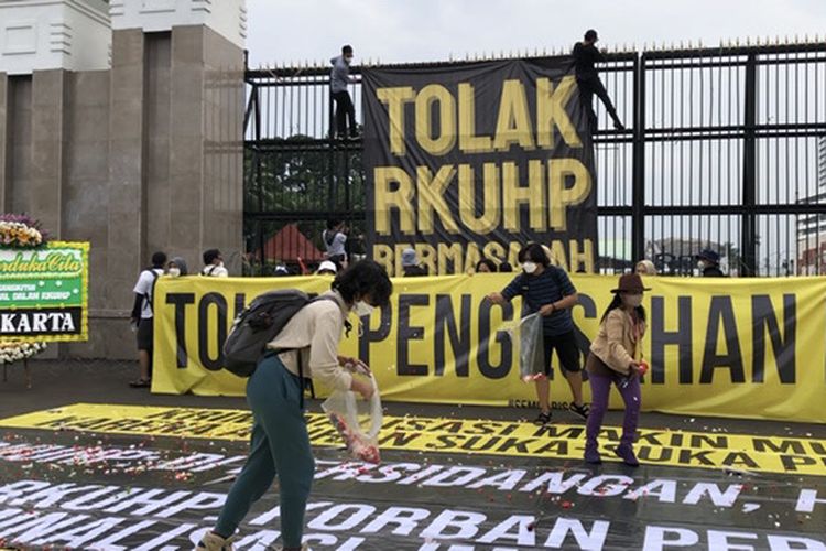 Aksi tabur bunga yang dilakukan 21 koalisi masyarakat sipil di depan Gedung DPR RI, Senayan, Jakarta, Senin (5/12/2022). Para aksi massa menolak penhesahan draft Rancangan Kitab Undang-Undang Hukum Pidana (RKUHP). 