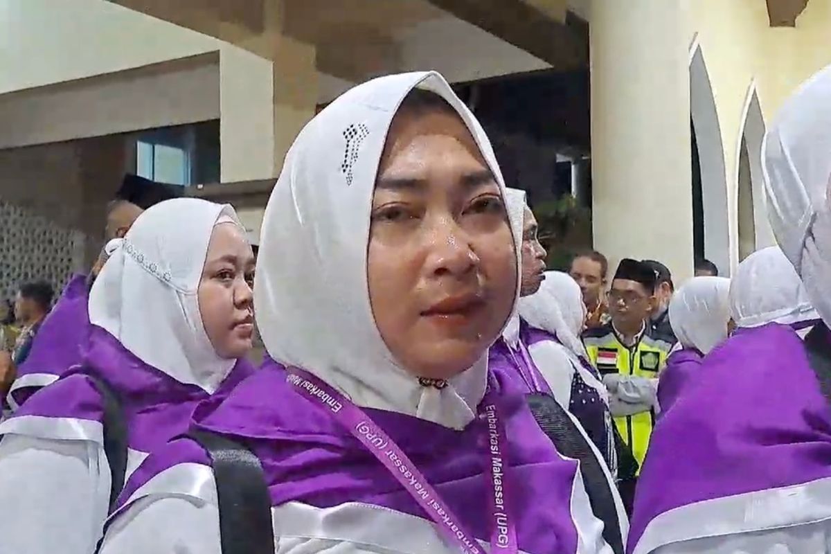 Handayani, seorang jemaah haji kloter 5 Embarkasi Makassar asal Kabupaten Gowa, Sulawesi Selatan (Sulsel) mengaku sempat mendengar ledakan saat berada dalam pesawat, ditemui di Bandara Sultan Hasanuddin, Rabu (15/5/2024)
