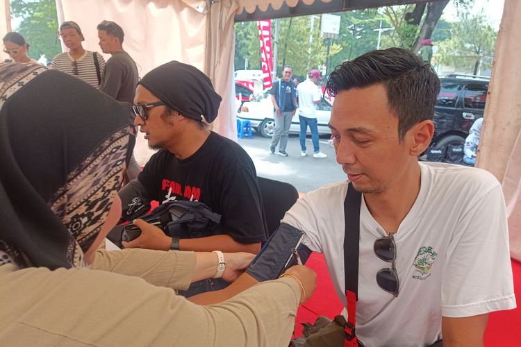Pemeriksaan kesehatan di acara Daihatsu Kumpul Sahabat Bekasi