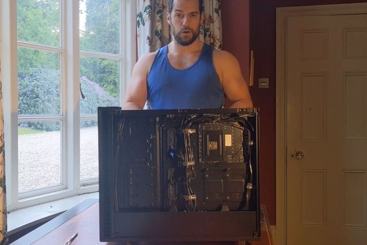 Aktor Henry Cavill memamerkan kegiatan merakit PC lewat sebuah video baru.