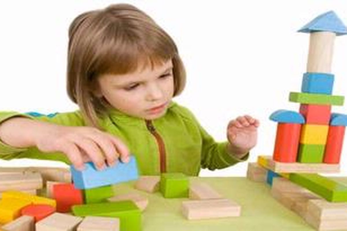 Permainan membangun blok-blok dalam berbagai bentuk membuat anak belajar mengenal bentuk dan menciptakan bentuk-bentuk baru.