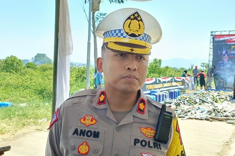 Kasat lantas Polresta Bandung Kompol Mangku Anom saat memberikan keterangan di Soreang, Kabupaten Bandung, Jawa Barat pada Jumat (22/12/2023)