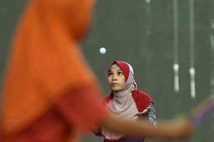 Dua atlet paraympic tenis meja mengikuti sesi latihan untuk pertandingan Peparnas XV di Lapangan Tenis Indoor UPI, Bandung, Minggu (16/10/2016). Sebanyak 30 atlet tenis meja sudah tercatat dan mendapat peringkat sebagai atlet dunia. FOTO: PB PEPARNAS/ANTARA