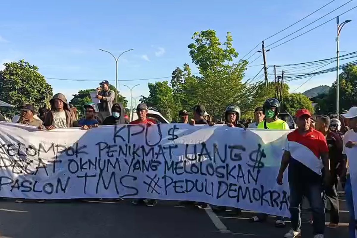 massa dari aliansi peduli demokrasi, Kota Palopo, Sulawesi Selatan, Senin (2/12/2024) sore, menggelar demonstrasi menuntut untuk membatalkan proses Pilkada di Kota Palopo, karena dinilai cacat administrasi terhadap adanya salah satu pasangan calon (Paslon) yang awalnya tidak memenuhi syarat (TMS) terkait persoalan keabsahan ijazah SMA Paket C, lalu kembali memenuhi syarat (MS).