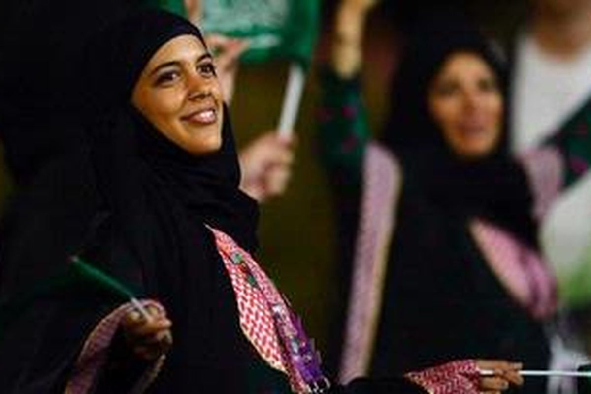 Atlet Arab Saudi, Sarah Attar, melambaikan bendera negaranya saat parade atlet di pembukaan Olimpiade London 2012, Jumat (27/7/2012) malam atau Sabtu dini hari WIB di Olympic Stadium, London. Selain Attar, Arab Saudi juga mengirim pejudo putri Wojdan Ali Seraj Abdulrahim Shaherkani. Ini untuk pertama kalinya Arab Saudi kirim atlet wanita ke Olimpiade.
