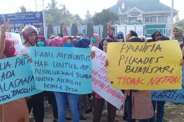 Warga Bumi Sari saat melakukan aksi unjuk rasa, Jumat (12/7/2019). Warga Unjuk Rasa Tantang Sumpah Pocong, Tuding Panitia Curang Sebabkan Warga Tak Bisa Pilih Kades. 

