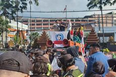 Tolak Telepon Puan, Ketua DPRD Jatim Dilempar Botol Minuman Saat Demo Mahasiswa di Surabaya