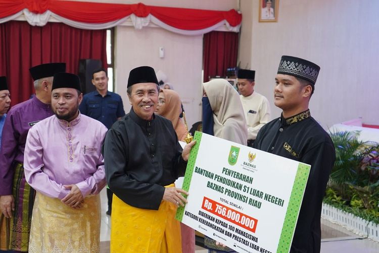 Gubernur Riau serahkan beasiswa S1 Luar Negeri kepada 100 mahasiswa Riau