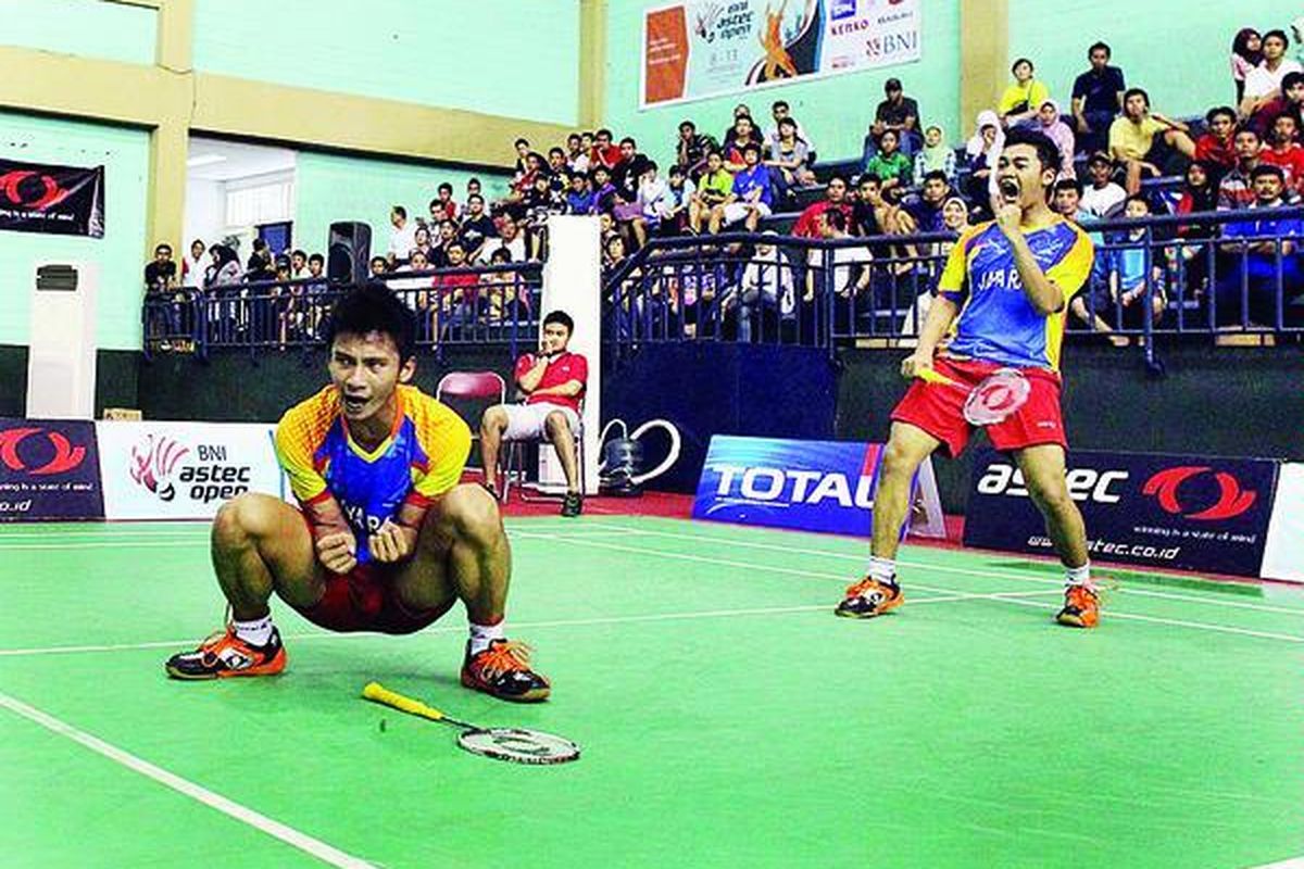 Ekspresi ganda putra Aldo Abdillah/M Alfian Sangaji saat mengalahkan  pasangan Rizko Asuro/Wildan Atmaja di  final ganda taruna putra kejuaraan bulu tangkis BNI Astec Terbuka 2012 di GOR Asia Afrika, Jakarta, Sabtu (13/10). Aldo Abdillah/M Alfian Sangaji juara setelah menang 21-15, 23-25, 21-16.