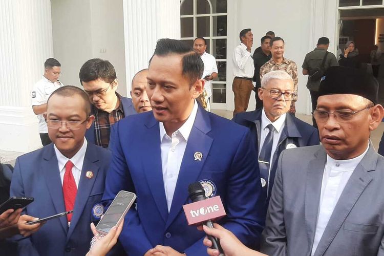 Menteri ATR/BPN Agus Harimurti Yudhoyono (AHY) diwawancara di Kampus Unair Surabaya, Juma (15/3/2024)