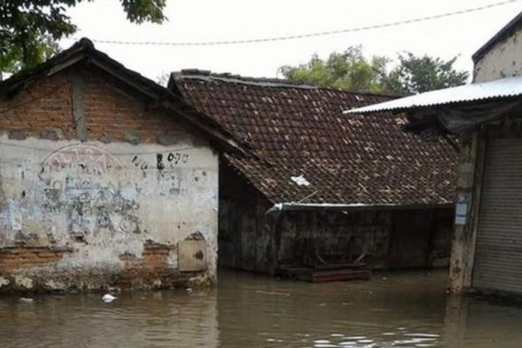 Banjir mulai melanda perumahan warga di Desa Sedapur Klagen, Kecamatan Benjeng, Gresik, Kamis (2/2/2017) siang.