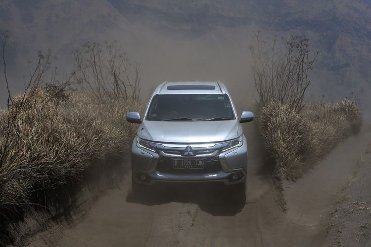 Ekspedisi Jejak Pendaki Semeru juga menjadi ajang pembuktian produk Mitsubishi Pajero Sport dan Triton melewati beragam jenis jalan di wilayah pegunungan Bromo
