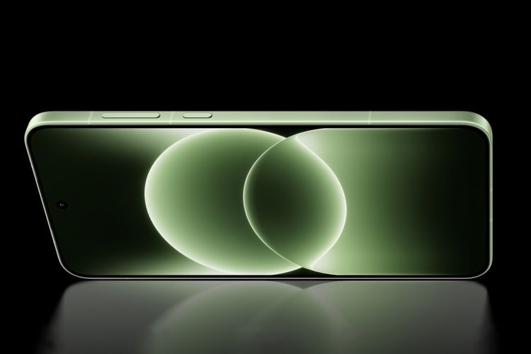 Layar OnePlus 15R menggunakan panel AMOLED 6,83 inci dengan resolusi 1.5K, refresh rate 120 Hz (ada opsi 165 Hz di aplikasi tertentu, seperti game), touch sampling rate hingga 3.200 Hz, serta tingkat kecerahan layar hingga 1.800 nits.