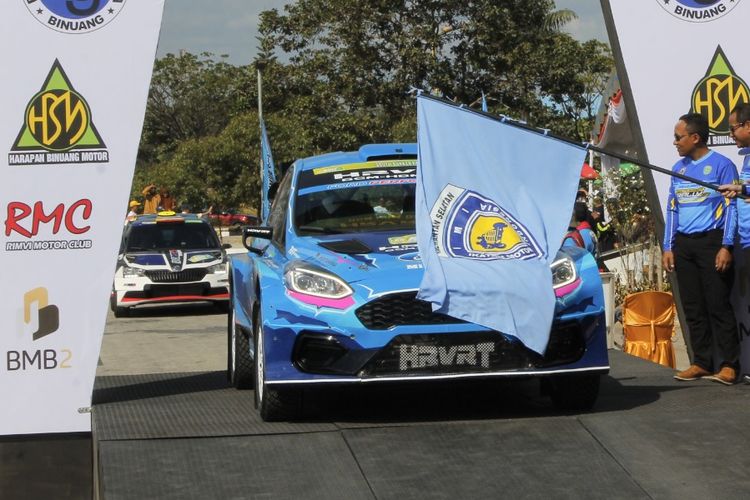 Peserta reli sedang melakukan start di South Borneo Rally 2023