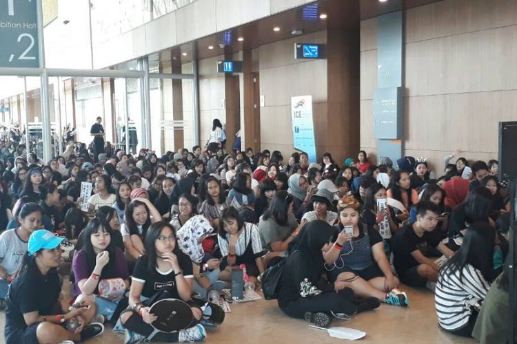 Para A.R.M.Y Indonesia rela datang jauh lebih awal ke konser Bangtan Boys (BTS) yang digelar di Indonesia Convention Exhibition (ICE), BSD, Tangerang, Sabtu (29/4/2017).