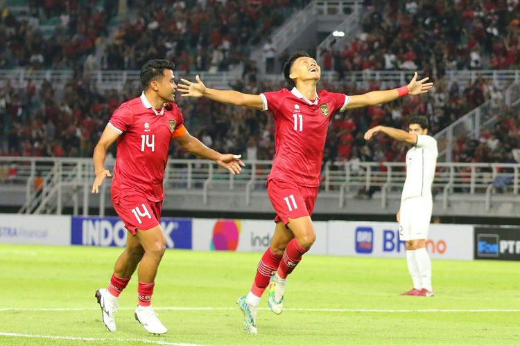 Selebrasi penyerang Timnas Indonesia, Dendy Sulistyawan, seusai mencetak gol ke gawang Turkmenistan dalam laga persahabatan di Stadion Gelora Bung Tomo, Surabaya, Jumat (8/9/2023).