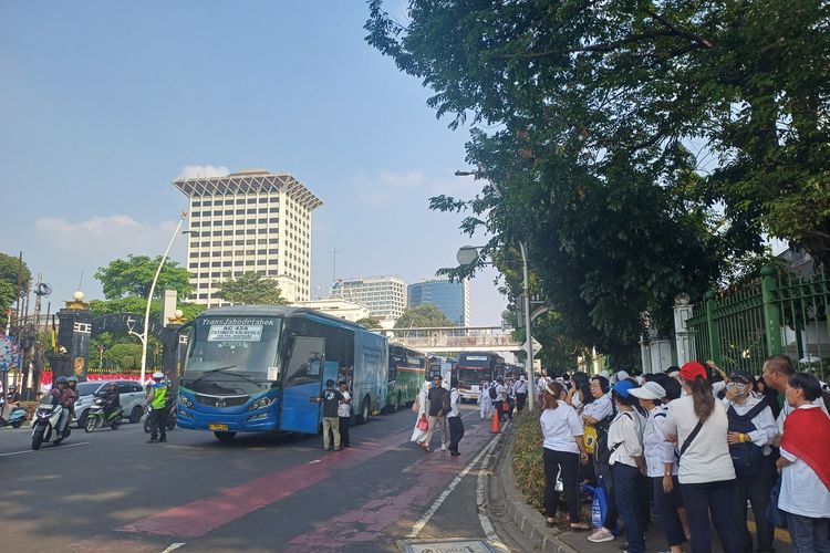 Massa Acara Zikir dan Doa Kebangsaan Mulai Padati Kawasan Monas Jakpus