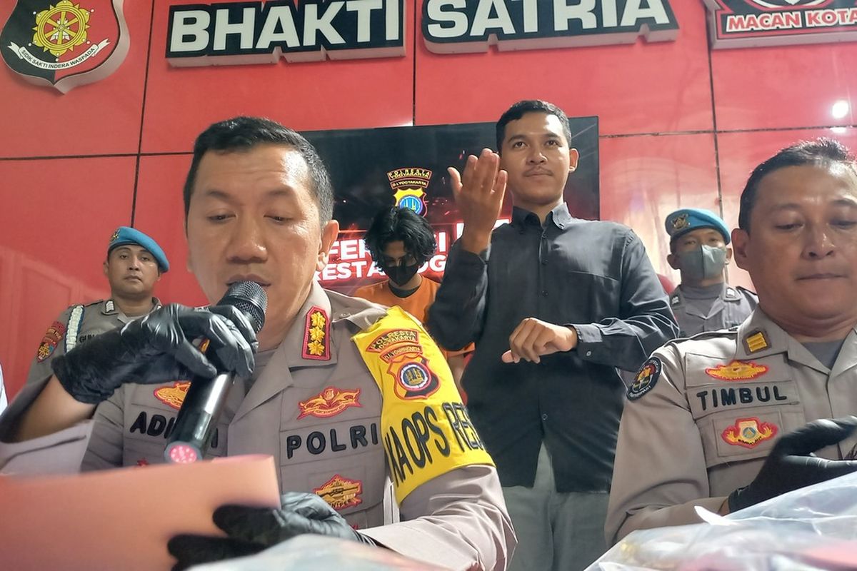 Polisi amankan oknum guru pada kasus kekerasan seksual pada anak di SD swasta di Kota Yogyakarta, Senin (15/1/2024)