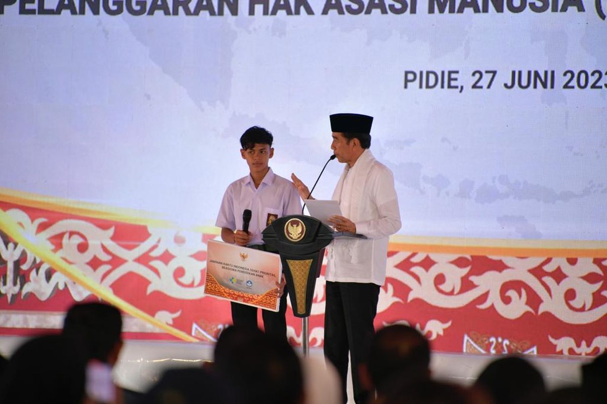 Presiden Republik Indonesia (RI) Joko Widodo (Jokowi) saat menyerahkan beasiswa pendidikan bagi korban dan keluarga korban pelanggaran Hak Asasi Manusia (HAM) berat di Indonesia, Kabupaten Pidie, Aceh, Selasa (27/6/2023).
