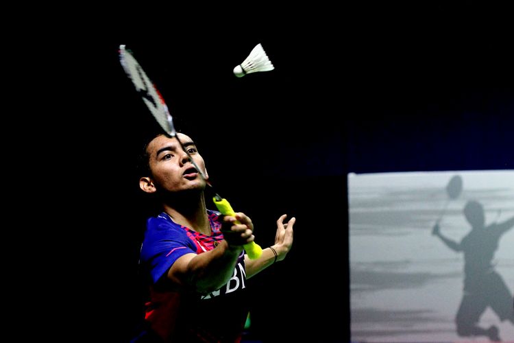 Aksi pebulu tangkis Pramudya Kusumawardhana saat turnamen Indonesia International Challenge 2022 di GOR Platinum Araya Malang, Sabtu (15/10/2022) malam.