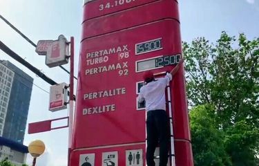 Seorang petugas SPBU di kawasan Gunung Sahari, Jakarta Pusat, mencopot papan harga bensin Pertamax 92 seiring dengan kenaikan harga BBM, Sabtu (3/9/2022). Pemerintah dan Banggar DPR menyepakati anggaran subsidi energi 2023 sebesar Rp 211,9 triliun.