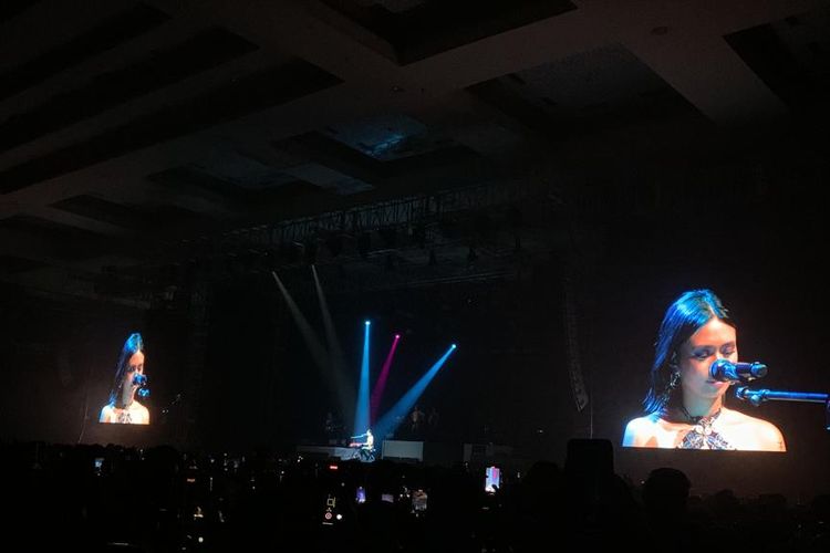 Penyanyi Niki Zefanya alias NIKI hadir dalam Nicole World Tour 2023 Selasa (26/9/2023) di Hall D2 Gambir Expo Kemayoran, Jakarta Pusat.